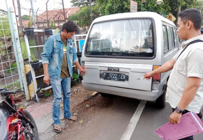 Mobil curian dibuang pelaku di pinggir jalan Sukowidi, Banyuwangi.