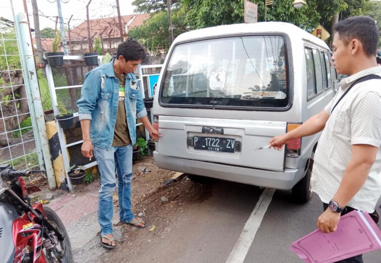 Mobil curian dibuang pelaku di pinggir jalan Sukowidi, Banyuwangi.
