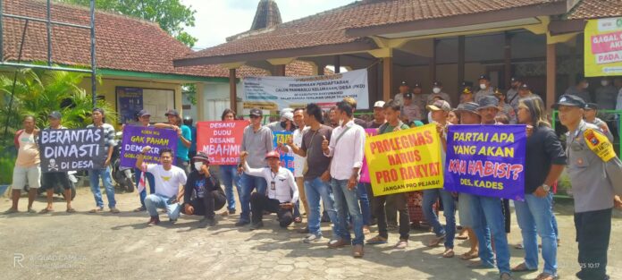 Aksi warga menolak usulan perpanjangan jabatan Kades selama 9 tahun di Kantor Desa Tapanrejo, Muncar, Banyuwangi, Rabu (25/1/2023) siang.