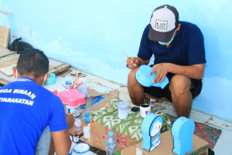 Keren.. Warga Binaan Lapas Banyuwangi Sulap Koran Bekas jadi Celengan