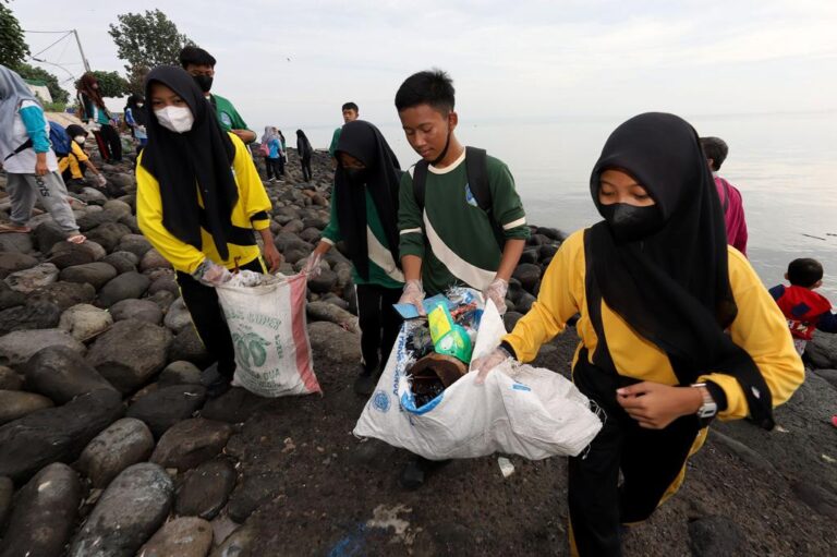 Jaga Kebersihan Lingkungan, Ratusan Siswa SD-SMP Bersih-bersih Pantai Nambangan