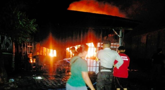 Polisi bersama petugas pemadam memadamkan kebakaran toko di Desa Kedunggebang, Kecamatan Tegaldlimo, Banyuwangi, Rabu (4/1/2023) dini hari.