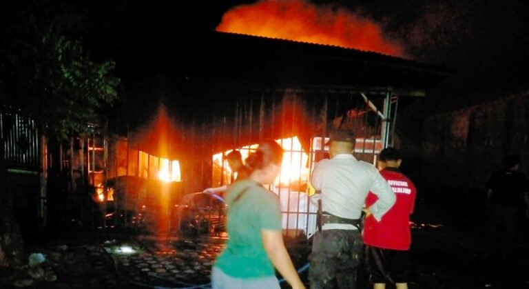 Polisi bersama petugas pemadam memadamkan kebakaran toko di Desa Kedunggebang, Kecamatan Tegaldlimo, Banyuwangi, Rabu (4/1/2023) dini hari.