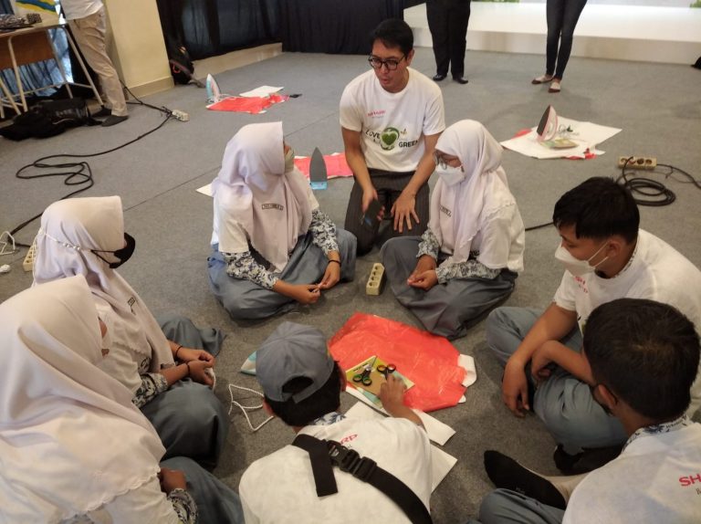 HUT ke-110 Tahun, Sharp Eco-Bition Gelar Workshop di SMAN 13 Surabaya