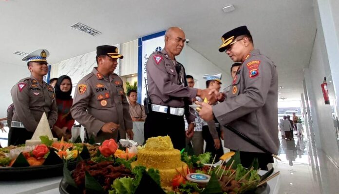 Kapolresta Banyuwangi Kombes Pol. Deddy Foury Millewa meresmikan kantor baru Satlantas, Jumat (3/2/2023) siang.