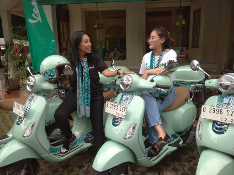 Asyiknya…., Mengendarai Motor Vespa Batik Keliling Kota Surabaya