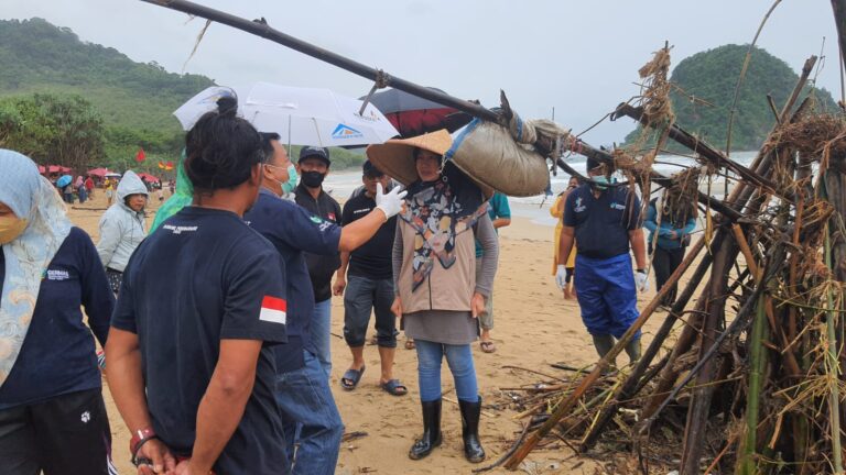 Petugas DLH Banyuwangi mengecek lokasi temuan limbah medis di Pantai Pulau Merah, Banyuwangi.