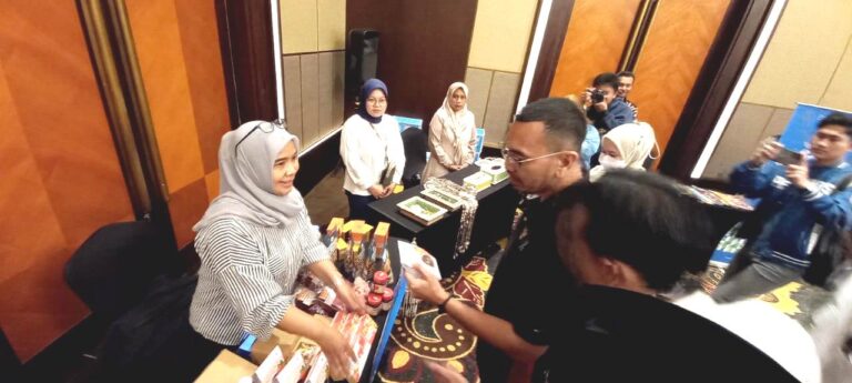Juru bicara BUMN Arya Sinulingga melihat produk UMKM binaan PNM di Banyuwangi, Kamis (9/2/2023) siang/udi