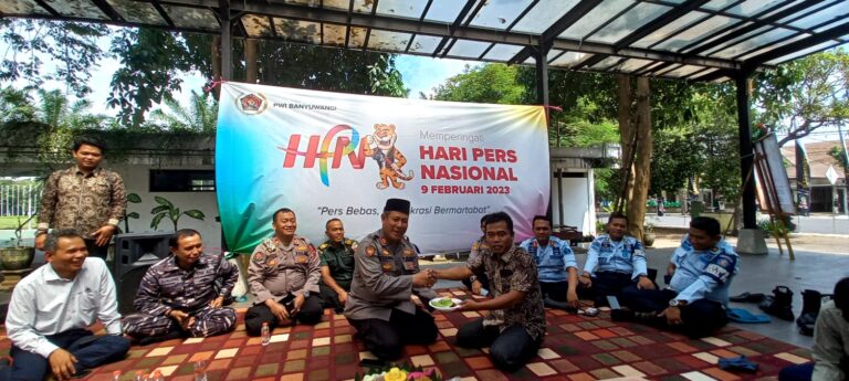 Potong tumpeng disela tasyakuran Hari Pers Nasional di Banyuwangi, Kamis (9/2/2023) siang/udi