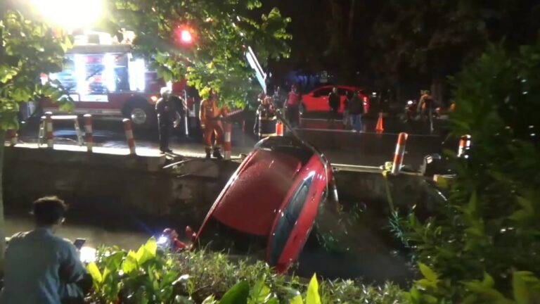 Kecelakaan, Mobil ini Nyungsep ke Sungai