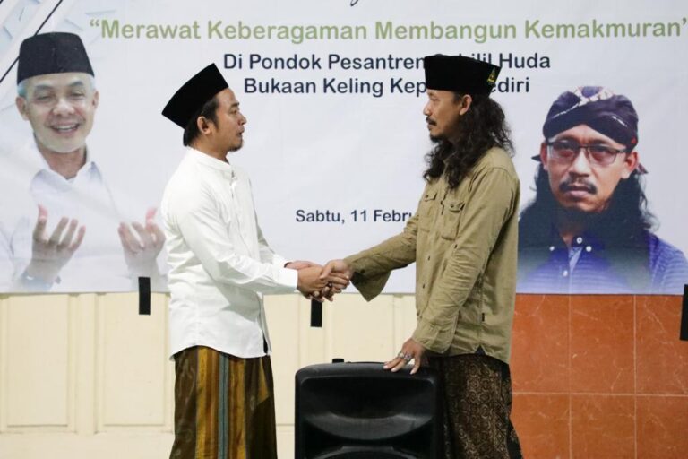 Silaturahmi dengan Pesantren, Gus-Gus Nusantara Jatim Serahkan Bantuan Pengeras Suara
