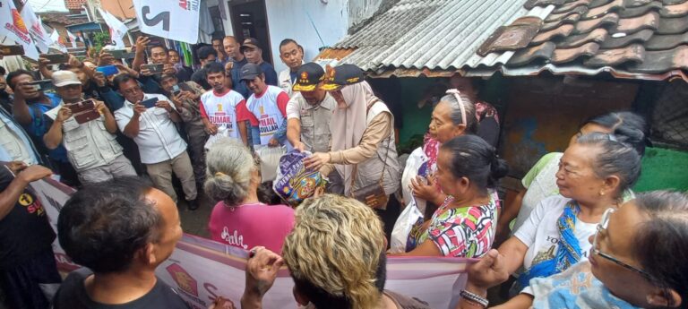 Anggota DPR RI Sumail Abdullah menyerahkan sembako warga terdampak banjir di Kelurahan Kepatihan, Banyuwangi, Senin (13/2/2023) siang/udi