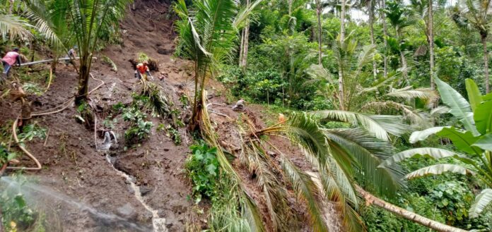 Petugas dibantu warga melakukan pencarian warga yang diduga tertimbun longsor di Kelurahan Gombengsari, Banyuwangi, Selasa (14/2/2023) siang/ist.