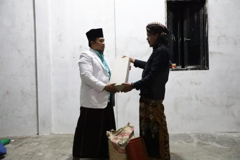 Dorong Kemajuan, Gus-Gus Nusantara Jatim Serahkan Bantuan untuk Pembangunan Pesantren