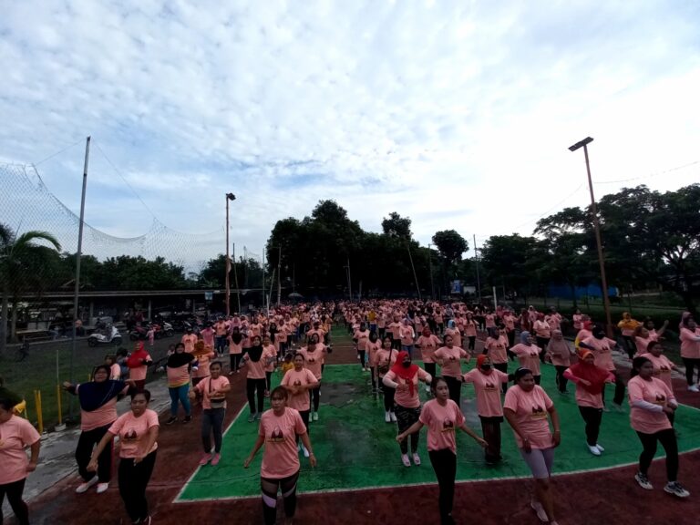 Dukung Masyarakat Hidup Sehat, Mak Ganjar Jatim Gelar Senam Massal
