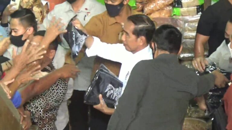 Keriuhan Pengunjung Pasar Rebutan Sembako dan Kaos dari Jokowi