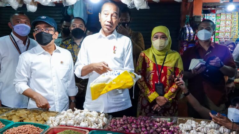 Presiden Jokowi Sidak Harga Bahan Pokok di Pasar Wonokromo