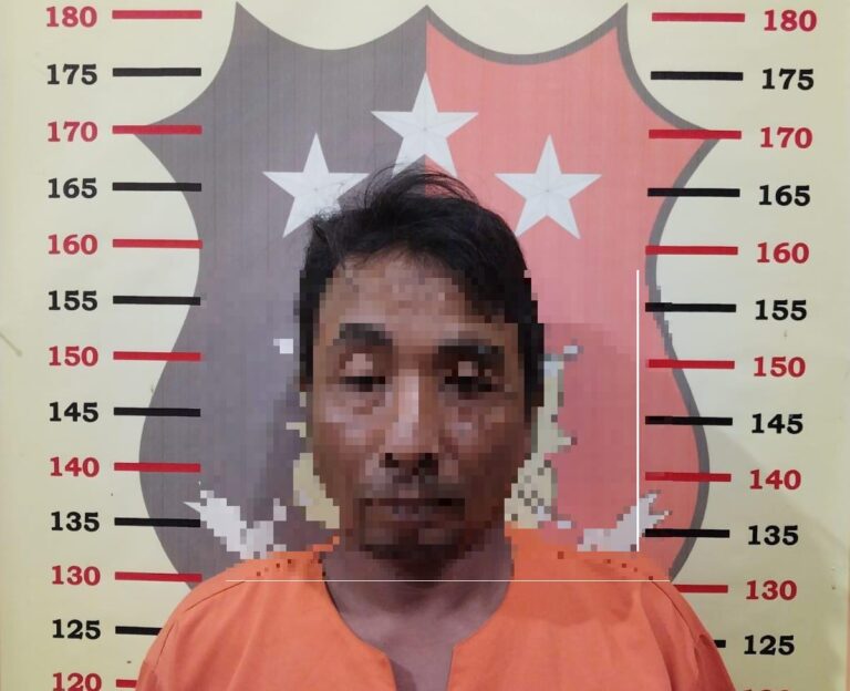 Pelaku pencabulan anak tiri diamankan di Polsek Cluring, Banyuwangi.