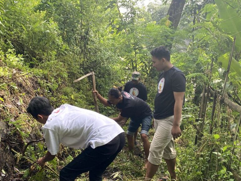 Ganjar Milenial Center Malang Ajak Warga Bersih-Bersih dan Renovasi Mushola Taman Bambu Mewek