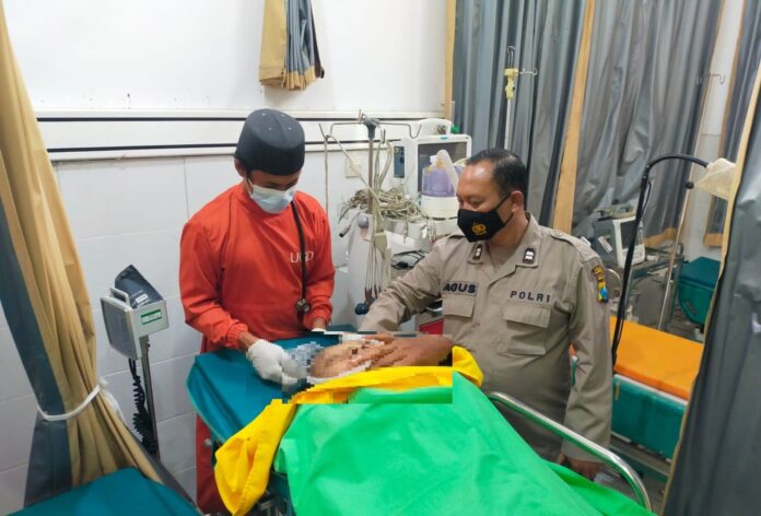 Petugas memeriksa penumpang KA Pandanwangi yang meninggal dalam perjalanan, Senin (6/2/2023) sore.