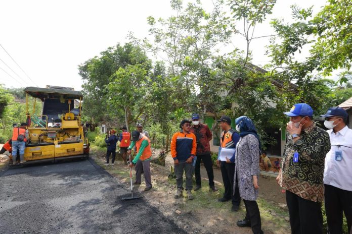 Kegiatan pengerjaan perbaikan jalan di Banyuwangi.