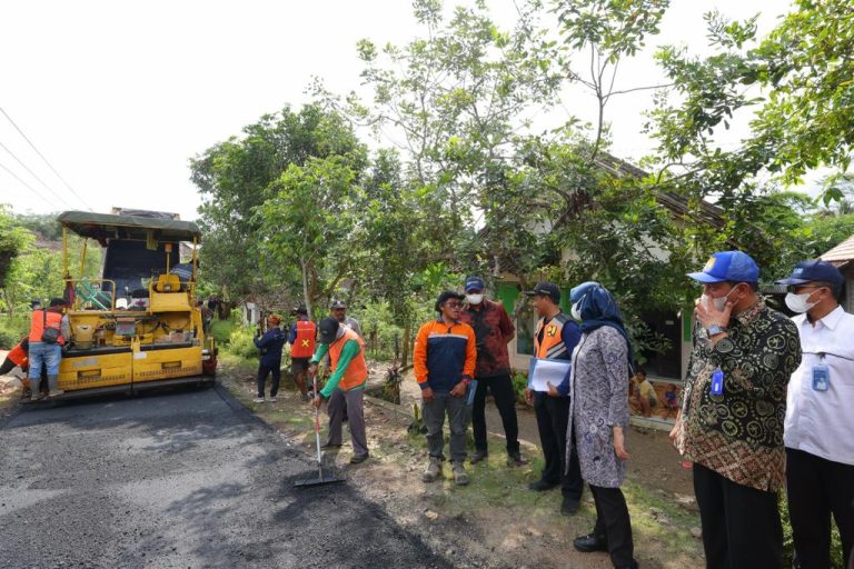Kegiatan pengerjaan perbaikan jalan di Banyuwangi.