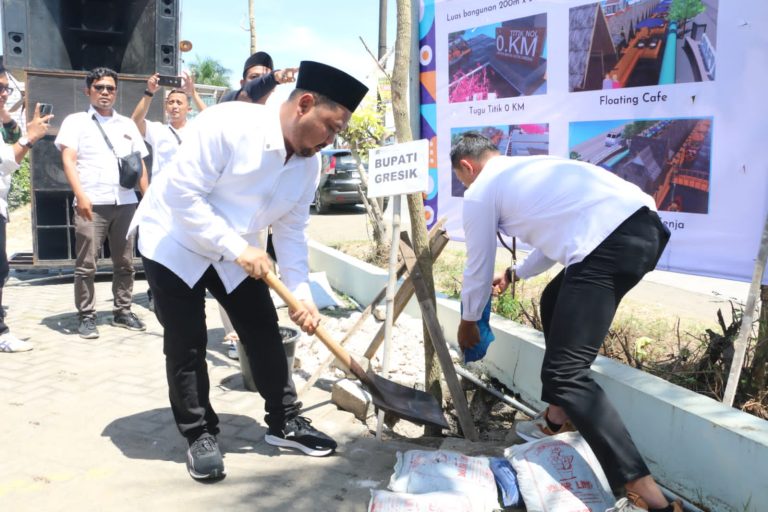 Percantik Kota, PWI Gresik Tanam Pohon Tabebuya