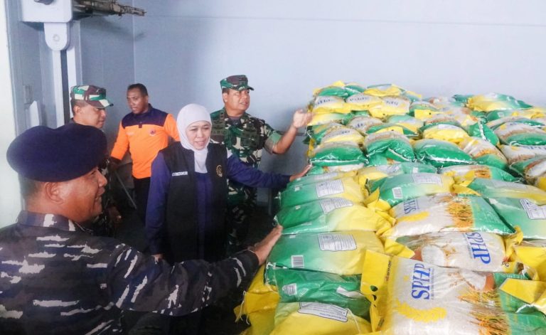 KRI Soeharso Kirim Logistik Pangan dan Ratusan Elpiji ke Masalembu 