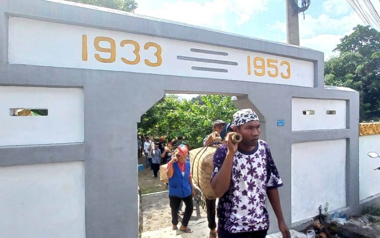 Warga berjalan memanggul lawon dalam ritual resik lawon Buyut Cungking, Banyuwangi, Minggu (5/3/2023) siang/udi.