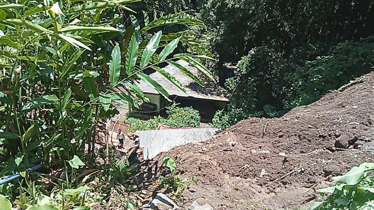 Tiga warung di Desa Kampunganyar, Kecamatan Glagah, Banyuwangi tertimbun longsor.