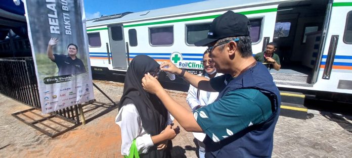 Relawan BUMN memberikan kacamata gratis kepada siswa di Stasiun KA Ketapang, Jumat (10/3/2023) siang/udi