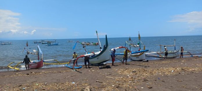 Nelayan di Banyuwangi sedang meminggirkan perahunya, Rabu (15/3/2023) siang.