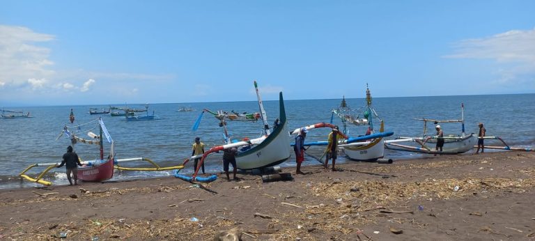Nelayan di Banyuwangi sedang meminggirkan perahunya, Rabu (15/3/2023) siang.