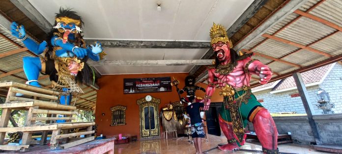 Beragam Ogoh-ogoh disiapkan umat Hindu Banyuwangi menjelang datangnya Nyepi.
