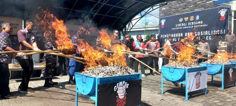 Bea Cukai Banyuwangi memusnahkan satu juta lebih rokok ilegal dan ribuan botol minuman beralkohol, Jumat (17/3/2023) pagi/udi