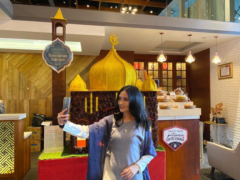 Miniatur Masjid Buah Pinus Kering dan Sajian ala Andalusia Spanyol dan Timur Tengah Ada di Luminor Hotel Jemursari