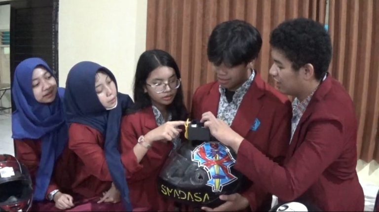 Rancang Helm Anti Gegar Otak, Lima Siswa SMA N 10 Raih Emas AISEEF