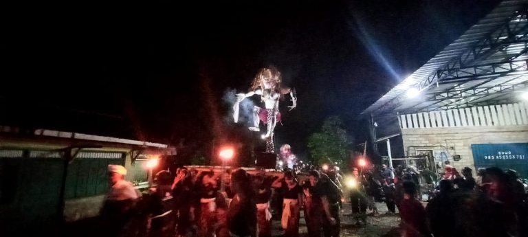 Mirip di Bali, Begini Kemeriahan Umat Hindu Banyuwangi Mengarak Ogoh-ogoh di Malam Nyepi 