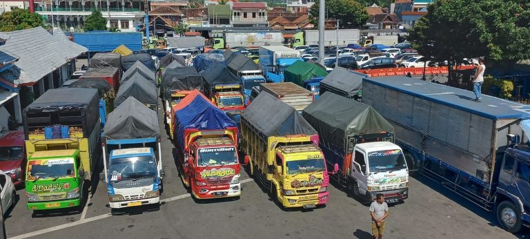Pasca-Nyepi, Antrean Kendaraan Padati Pelabuhan Ketapang Banyuwangi 