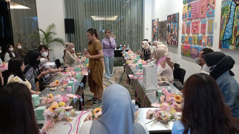Ngabuburit, Puluhan Wanita Milenial Rangkai Bunga Pop-Art