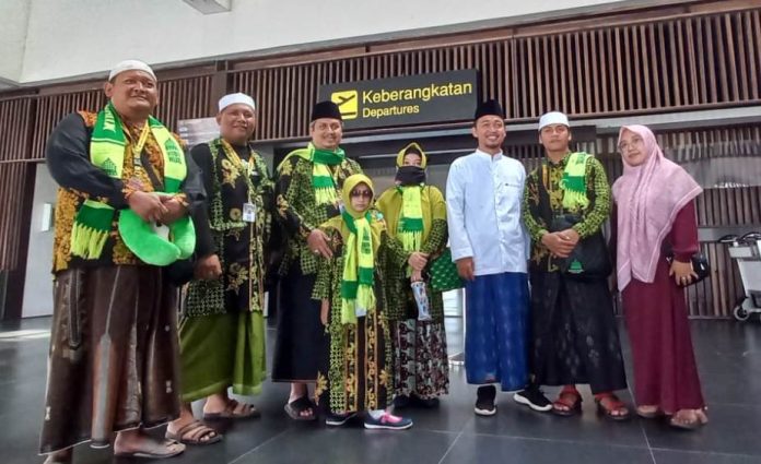 Yasmin bersama kedua orang tua dan rombongan berangkat umroh dari Bandara Banyuwangi, Senin (27/3/2023) sian/udi.