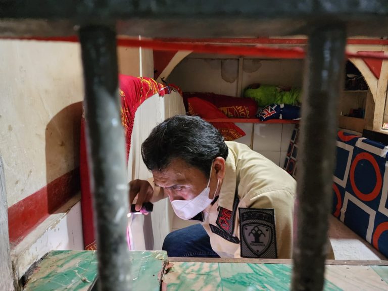 Petugas Divisi Pemasyarakatan Kanwil Hukum dan HAM Jatim melakukan sidak di Lapas Banyuwangi, Selasa (28/3/2023) dini hari.