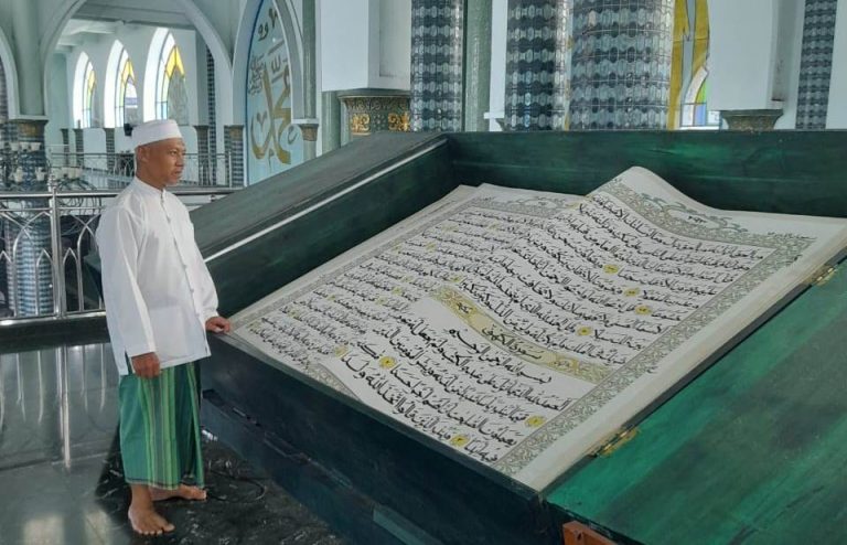 Warga membaca Al-Qu’ran raksasa di Masjid Agung Baiturrahman Banyuwangi selama Ramadan.