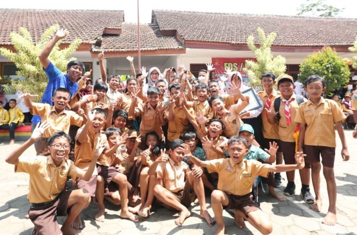 Kegembiraan siswa Sekolah Dasar di Banyuwangi ketika dikunjungi Bupati.