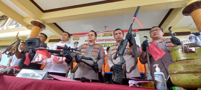 Barang bukti senpi rakitan diamankan ke Polresta Banyuwangi bersama pemiliknya, Rabu (29/3/2023) siang.