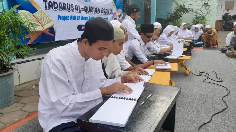 Penyandang Disabilitas di Banyuwangi Ikut Gelar Tadarusan dengan Al-Qur’an Braile 