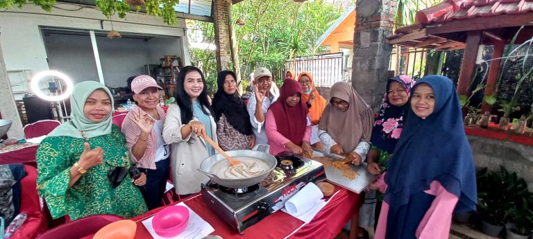 Ibu-ibu di Banyuwangi berlatih mengolah nira menjadi gula semut yang bernilai jual tinggi.