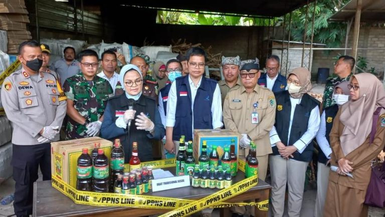Kepala BPOM RI Penny Kusumastuti Lukito menunjukkan barang bukti jamu yang diamankan dari pabrik di Desa Sumbersewu, Kecamatan Muncar, Banyuwangi, Senin (13/3/2023) siang/udi