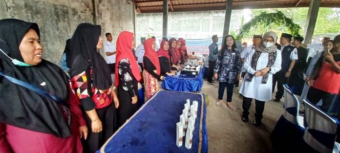 Bupati Banyuwangi Ipuk Fiestiandani melihat pelatihan ibu-ibu bersama Perwira di Desa Jambewangi, Kecamatan Sempu, 22 Februari 2023.