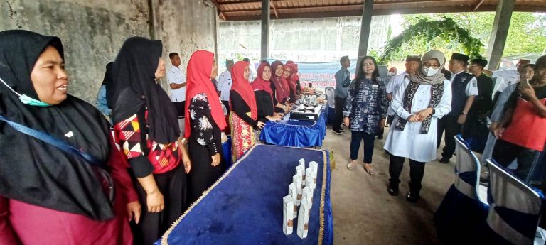 Bupati Banyuwangi Ipuk Fiestiandani melihat pelatihan ibu-ibu bersama Perwira di Desa Jambewangi, Kecamatan Sempu, 22 Februari 2023.